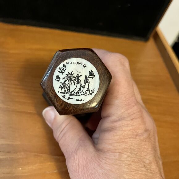 Mother-of-Pearl Inlay Lacquered Jewelry Box, Vintage, Hexagonal - 2", Vietnam - Picture 3 of 6